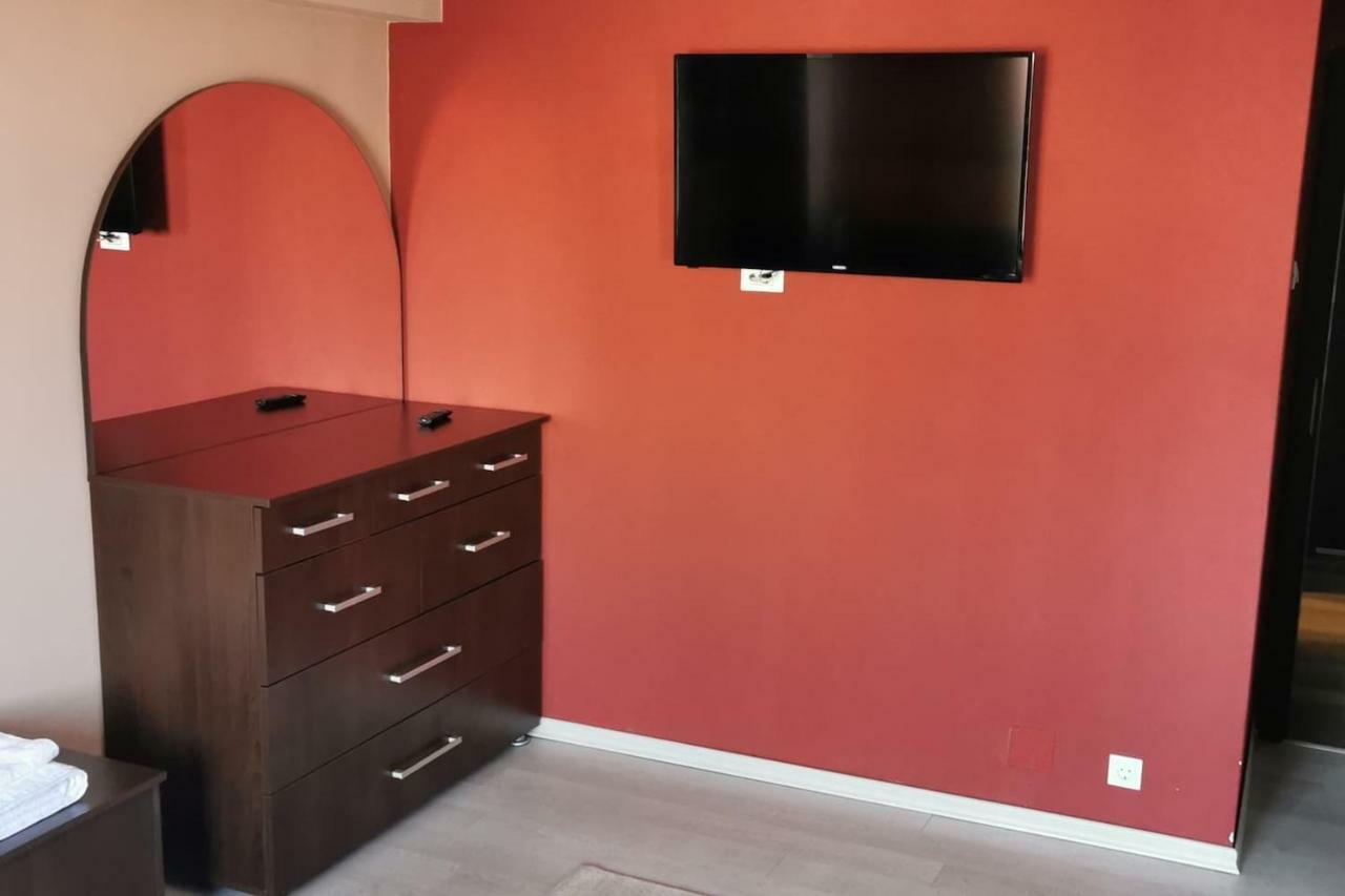 Luxury Apartment With Two Bedrooms And Large Living Room, 100 Square Meters, City Center Oradea Exteriör bild