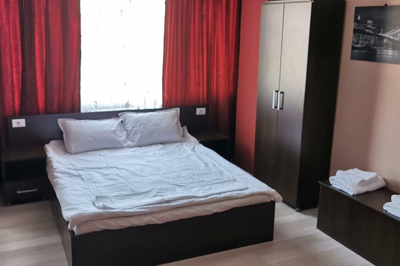 Luxury Apartment With Two Bedrooms And Large Living Room, 100 Square Meters, City Center Oradea Exteriör bild