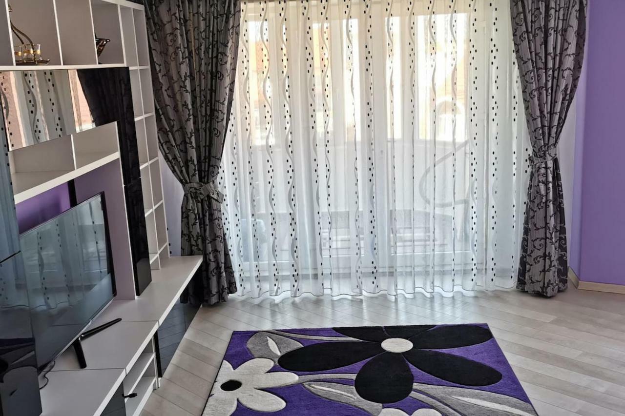 Luxury Apartment With Two Bedrooms And Large Living Room, 100 Square Meters, City Center Oradea Exteriör bild